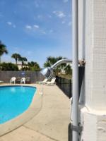 Condo in Gulf Shores King Suite内部或周边的泳池