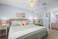 格尔夫海岸Condo in Gulf Shores King Suite的一间带大床的卧室和一间浴室