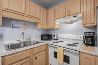 Condo in Gulf Shores King Suite的厨房或小厨房
