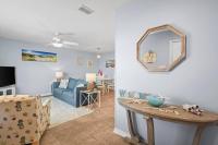 Condo in Gulf Shores King Suite的电视和&#47;或娱乐中心