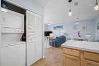 Condo in Gulf Shores King Suite的厨房或小厨房