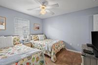 Condo in Gulf Shores King Suite客房内的一张或多张床位
