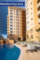 Bentley Holiday Apartments - West One内部或周边的泳池