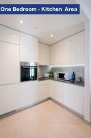 Bentley Holiday Apartments - West One的厨房或小厨房