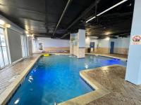 Oceanfront 2BR King Suite Atlantica Resort内部或周边的泳池