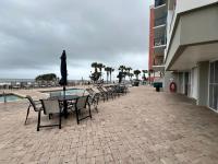 Oceanfront 2BR King Suite Atlantica Resort的阳台或露台