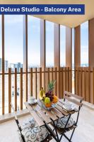 Bentley Holiday Apartments - West One的阳台或露台