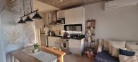 A estrenar! Apartamento con pileta zona aeropuerto WIFI 200MG的厨房或小厨房