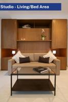 Bentley Holiday Apartments - West One的休息区