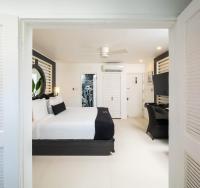 S Hotel Montego Bay - Luxury Boutique All-Inclusive Hotel客房内的一张或多张床位