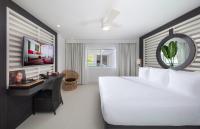 S Hotel Montego Bay - Luxury Boutique All-Inclusive Hotel客房内的一张或多张床位