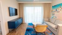 Holiday Inn Club Vacations Myrtle Beach Oceanfront的电视和&#47;或娱乐中心