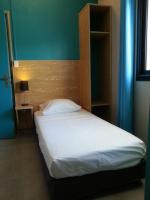 L'ANNEXE 66 , Saint Denis Centre Ville , à 200 m de la Rue Piétonne , du Petit Marché et du Leader Price , sur une rue calme, PARKING GRATUIT sur la rue客房内的一张或多张床位