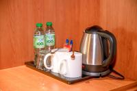 Premier Inn Abu Dhabi Airport Business Park的咖啡和沏茶工具