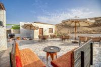 Villa Khufu Pyramids Hotel的庭院或其他户外区域