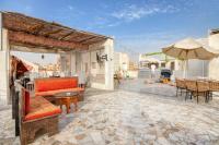 Villa Khufu Pyramids Hotel的庭院或其他户外区域
