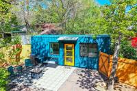 科罗拉多斯普林斯Cargo Casita Shipping Container Tiny Home的蓝色的小房子,有黄色的门