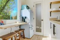 科罗拉多斯普林斯Cargo Casita Shipping Container Tiny Home的配有冰箱、桌椅的厨房