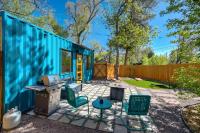 科罗拉多斯普林斯Cargo Casita Shipping Container Tiny Home的一间带烤架和椅子的蓝色小房子