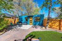 Cargo Casita Shipping Container Tiny Home外面的花园
