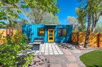 Cargo Casita Shipping Container Tiny Home外面的花园