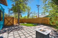 Cargo Casita Shipping Container Tiny Home外面的花园