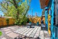 Cargo Casita Shipping Container Tiny Home外面的花园