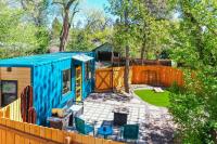 Cargo Casita Shipping Container Tiny Home外面的花园