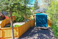 Cargo Casita Shipping Container Tiny Home外面的花园
