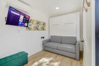 Cargo Casita Shipping Container Tiny Home的休息区