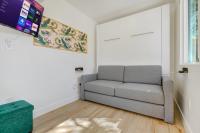 Cargo Casita Shipping Container Tiny Home的休息区