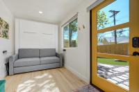 Cargo Casita Shipping Container Tiny Home的休息区