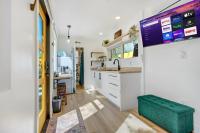 Cargo Casita Shipping Container Tiny Home的厨房或小厨房
