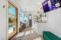 Cargo Casita Shipping Container Tiny Home的厨房或小厨房