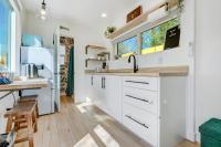 Cargo Casita Shipping Container Tiny Home的厨房或小厨房