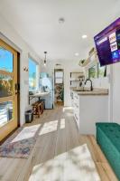 Cargo Casita Shipping Container Tiny Home的厨房或小厨房