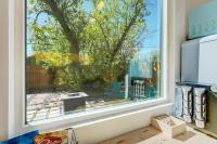 Cargo Casita Shipping Container Tiny Home的阳台或露台