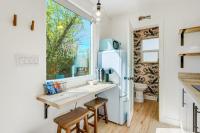 Cargo Casita Shipping Container Tiny Home的厨房或小厨房