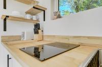 Cargo Casita Shipping Container Tiny Home的厨房或小厨房
