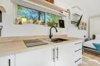 Cargo Casita Shipping Container Tiny Home的厨房或小厨房