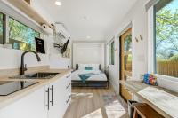 Cargo Casita Shipping Container Tiny Home的厨房或小厨房