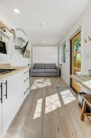 Cargo Casita Shipping Container Tiny Home的厨房或小厨房