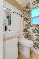 Cargo Casita Shipping Container Tiny Home的一间浴室