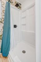Cargo Casita Shipping Container Tiny Home的一间浴室