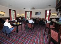 Pinehurst Lodge Hotel -Dyce, Aberdeen的电视和/或娱乐中心
