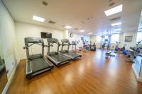 Premier Inn Abu Dhabi Airport Business Park的健身中心和&#47;或健身设施