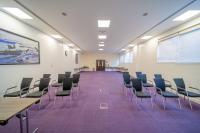 Premier Inn Abu Dhabi Airport Business Park商务区和&#47;或会议室