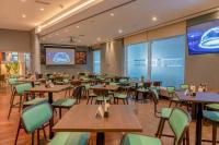 Premier Inn Abu Dhabi Airport Business Park餐厅或其他用餐的地方