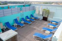 Premier Inn Abu Dhabi Airport Business Park内部或周边的泳池