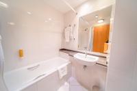 Premier Inn Abu Dhabi Airport Business Park的一间浴室